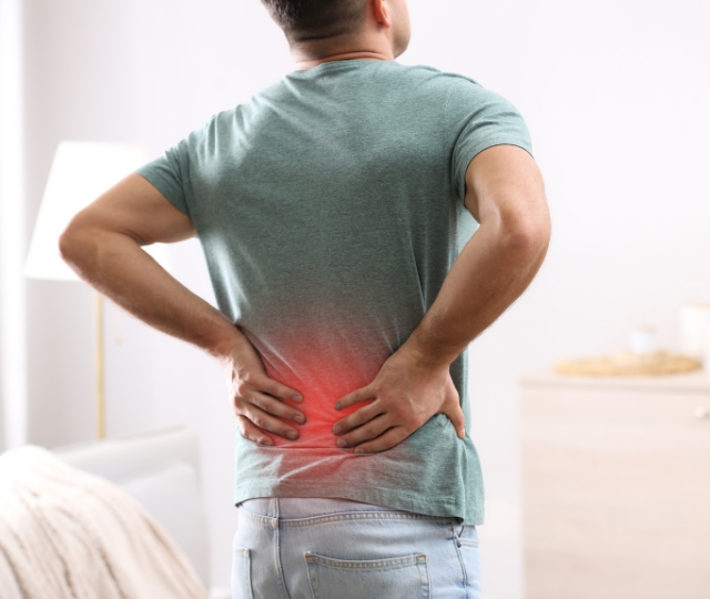 Sessão de quiropraxia para correção postural e redução de dores na coluna vertebral.